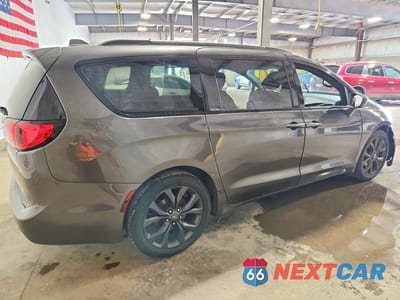 Trzecie zdjęcie samochodu z tyłu: 2019 CHRYSLER PACIFICA TOURING PLUS VIN:2C4RC1FG0KR593943 - miniatura