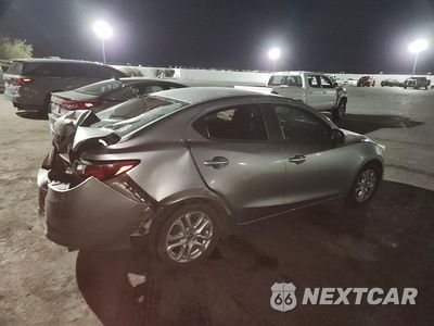 Trzecie zdjęcie samochodu z tyłu: 2016 SCION IA BASE VIN:3MYDLBZV8GY126451 - miniatura