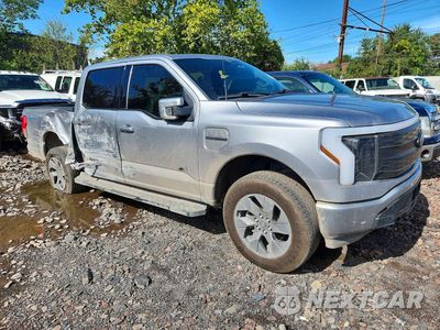Czwarte zdjęcie samochodu z boku: 2023 FORD F150 LIGHTNING PRO VIN:1FT6W1EV8PWG63200 - miniatura