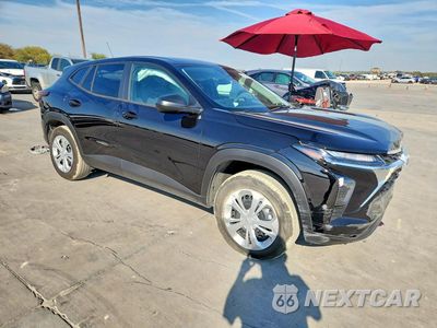Czwarte zdjęcie samochodu z boku: 2026 CHEVROLET TRAX LS VIN:KL77LFEP4TC236746 - miniatura