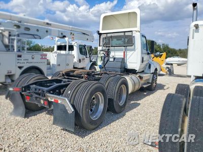 Trzecie zdjęcie samochodu z tyłu: 2019 INTERNATIONAL LT625 SEMI TRUCK VIN:3HCKZTZRXKL160476 - miniatura
