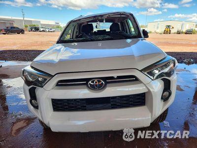 Piąte zdjęcie samochodu w środku: 2020 TOYOTA 4RUNNER SR5 VIN:JTEBU5JR8L5756945 - miniatura