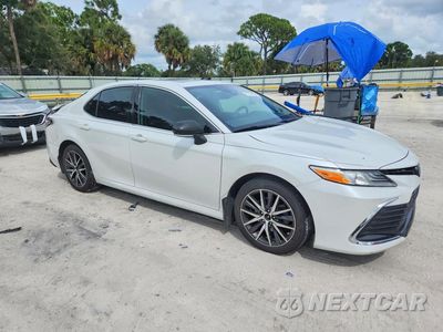 Czwarte zdjęcie samochodu z boku: 2022 TOYOTA CAMRY XLE VIN:4T1F31AK3NU586700 - miniatura