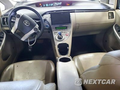 Zdjęcie 8 z 12 samochodu: 2013 TOYOTA PRIUS FOUR VIN:JTDKN3DU0D1686047 - miniatura