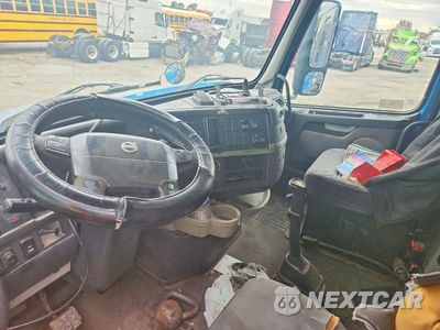 Zdjęcie 8 z 14 samochodu: 2006 VOLVO VNL SEMI TRUCK VIN:4V4NC9TG16N386275 - miniatura