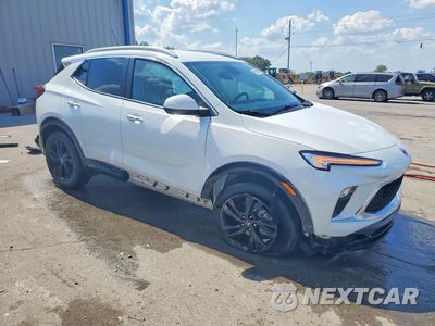 Czwarte zdjęcie samochodu z boku: 2024 BUICK ENCORE GX SPORT TOURING VIN:KL4AMDSL8RB205357 - miniatura