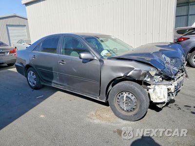 Czwarte zdjęcie samochodu z boku: 2002 TOYOTA CAMRY LE VIN:JTDBE32K820102661 - miniatura