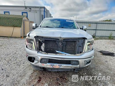 Piąte zdjęcie samochodu w środku: 2017 NISSAN TITAN XD SL VIN:1N6BA1F45HN550716 - miniatura