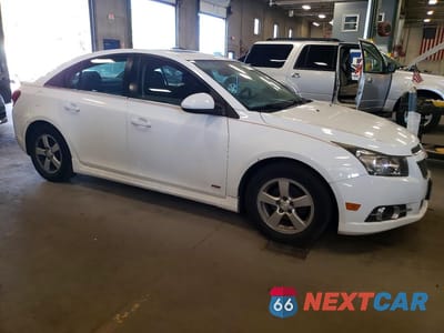 Czwarte zdjęcie samochodu z boku: 2014 CHEVROLET CRUZE LT VIN:1G1PC5SB8E7452688 - miniatura