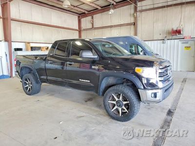 Czwarte zdjęcie samochodu z boku: 2017 TOYOTA TUNDRA SR5 VIN:5TFUW5F17HX591170 - miniatura