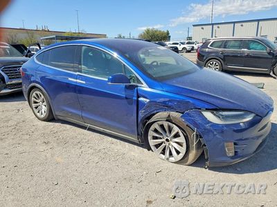Czwarte zdjęcie samochodu z boku: 2016 TESLA MODEL X VIN:5YJXCBE25GF004794 - miniatura