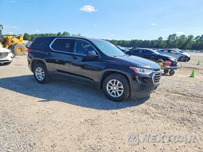 Czwarte zdjęcie samochodu z boku: 2020 CHEVROLET TRAVERSE LS VIN:1GNERLKW8LJ241793 - miniatura