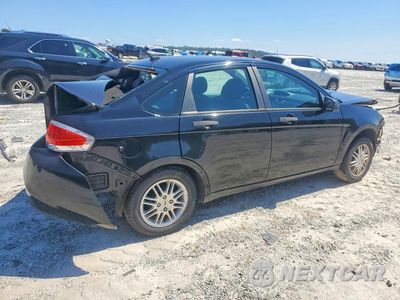 Trzecie zdjęcie samochodu z tyłu: 2010 FORD FOCUS SE VIN:1FAHP3FN9AW295428 - miniatura