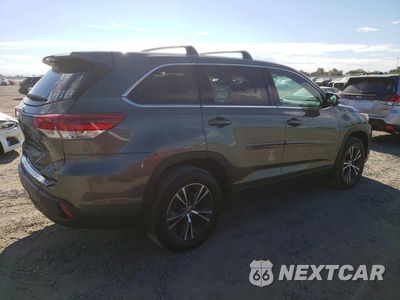 Trzecie zdjęcie samochodu z tyłu: 2018 TOYOTA HIGHLANDER LE VIN:5TDZZRFH1JS258900 - miniatura