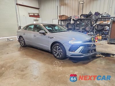 Czwarte zdjęcie samochodu z boku: 2026 HYUNDAI SONATA HYBRID BLUE VIN:KMHL24JJ3TA147512 - miniatura