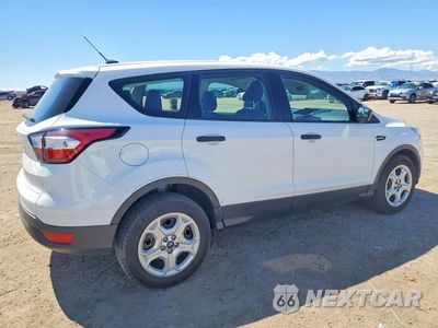 Trzecie zdjęcie samochodu z tyłu: 2018 FORD ESCAPE S VIN:1FMCU0F74JUB98741 - miniatura
