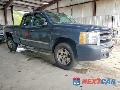 Czwarte zdjęcie samochodu z boku: 2010 CHEVROLET SILVERADO K1500 LS VIN:1GCSKREA3AZ112135 - miniatura