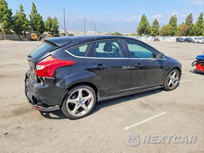 Trzecie zdjęcie samochodu z tyłu: 2012 FORD FOCUS TITANIUM VIN:1FAHP3N25CL304802 - miniatura