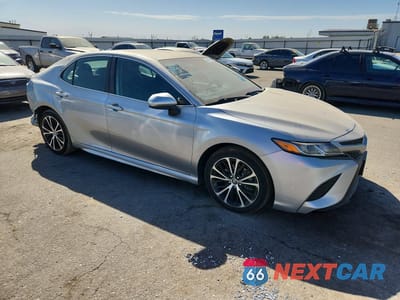 Czwarte zdjęcie samochodu z boku: 2020 TOYOTA CAMRY SE VIN:4T1G11AKXLU857629 - miniatura