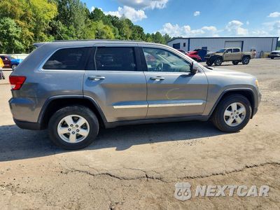 Trzecie zdjęcie samochodu z tyłu: 2013 JEEP GRAND CHEROKEE LAREDO VIN:1C4RJEAG4DC517206 - miniatura
