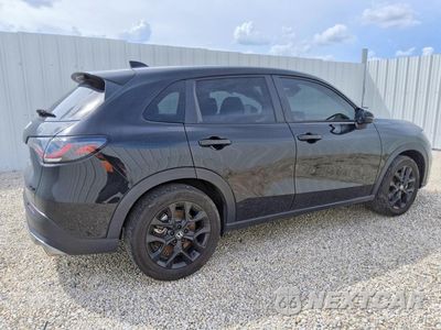 Trzecie zdjęcie samochodu z tyłu: 2024 HONDA HR-V SPORT VIN:3CZRZ1H56RM761929 - miniatura