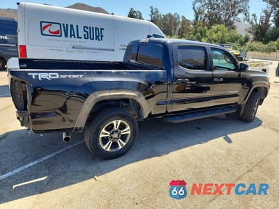 Trzecie zdjęcie samochodu z tyłu: 2018 TOYOTA TACOMA TRD SPORT VIN:3TMBZ5DN1JM013484 - miniatura