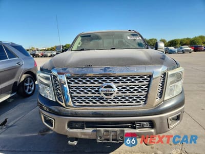 Piąte zdjęcie samochodu w środku: 2017 NISSAN TITAN XD PLATINUM RESERVE VIN:1N6AA1F41HN507860 - miniatura