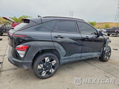 Trzecie zdjęcie samochodu z tyłu: 2025 HYUNDAI KONA SEL VIN:KM8HCCAB7SU218410 - miniatura