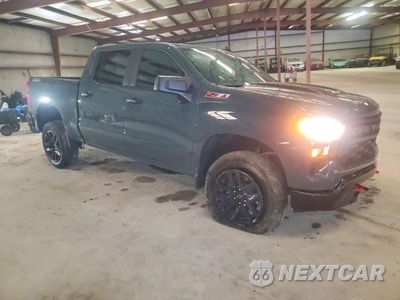 Czwarte zdjęcie samochodu z boku: 2026 CHEVROLET SILVERADO K1500 TRAIL BOSS CUSTOM VIN:3GCUKCED9TG114720 - miniatura