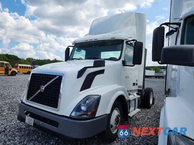 2017 VOLVO VNL SEMI TRUCK 4V4N39TG9HN987954 - główne zdjęcie licytacji z USA - miniatura