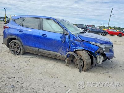 Czwarte zdjęcie samochodu z boku: 2023 KIA SELTOS LX VIN:KNDEPCAA5P7453445 - miniatura