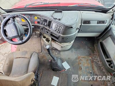 Zdjęcie 8 z 13 samochodu: 2009 VOLVO VNL SEMI TRUCK VIN:4V4NC9TH19N271219 - miniatura