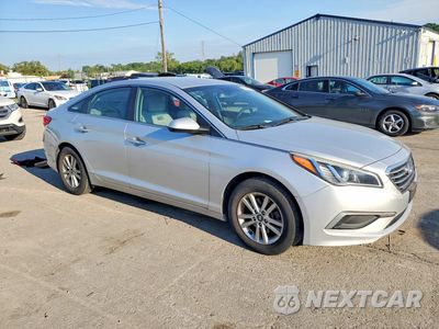 Czwarte zdjęcie samochodu z boku: 2017 HYUNDAI SONATA SE VIN:5NPE24AF4HH538001 - miniatura