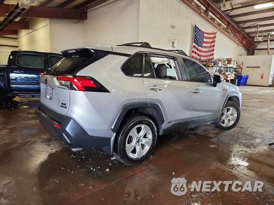 Trzecie zdjęcie samochodu z tyłu: 2021 TOYOTA RAV4 XLE VIN:4T3RWRFV9MU048935 - miniatura