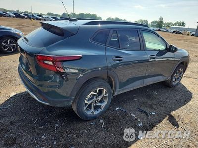 Trzecie zdjęcie samochodu z tyłu: 2025 CHEVROLET TRAX 1LT VIN:KL77LHEP9SC207933 - miniatura
