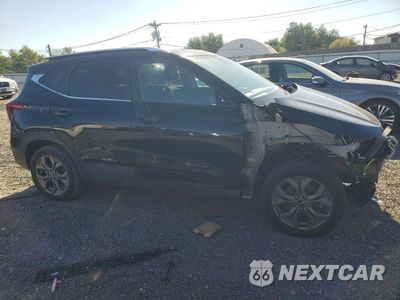 Czwarte zdjęcie samochodu z boku: 2024 KIA SELTOS S VIN:KNDEUCAA0R7666010 - miniatura