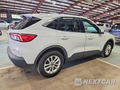 Trzecie zdjęcie samochodu z tyłu: 2020 FORD ESCAPE SE VIN:1FMCU9G64LUA64812 - miniatura