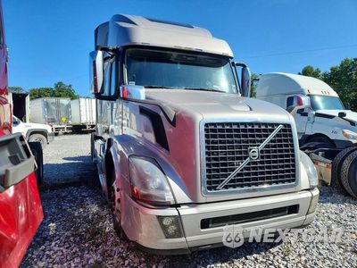 Czwarte zdjęcie samochodu z boku: 2017 VOLVO VNL SEMI TRUCK VIN:4V4NC9EH3HN983310 - miniatura