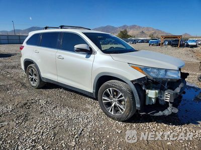 Czwarte zdjęcie samochodu z boku: 2019 TOYOTA HIGHLANDER LE VIN:5TDZARFH2KS056611 - miniatura