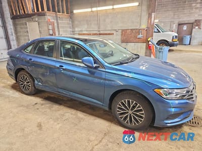 Czwarte zdjęcie samochodu z boku: 2020 VOLKSWAGEN JETTA S VIN:3VWC57BU2LM083047 - miniatura
