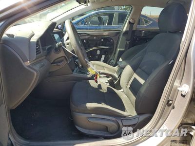 Zdjęcie 7 z 13 samochodu: 2019 HYUNDAI ELANTRA SE VIN:5NPD74LF7KH457494 - miniatura