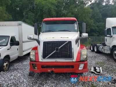 Piąte zdjęcie samochodu w środku: 2005 VOLVO VNL SEMI TRUCK VIN:4V4NC9GG35N398114 - miniatura