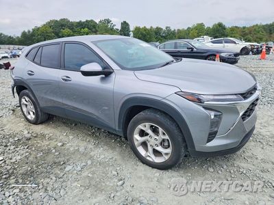 Czwarte zdjęcie samochodu z boku: 2025 CHEVROLET TRAX LS VIN:KL77LFEP7SC034286 - miniatura