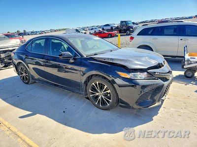 Czwarte zdjęcie samochodu z boku: 2020 TOYOTA CAMRY SE VIN:4T1G11AK8LU500000 - miniatura