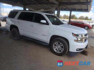 Czwarte zdjęcie samochodu z boku: 2019 CHEVROLET TAHOE K1500 LT VIN:1GNSKBKC1KR352905 - miniatura