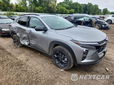 Czwarte zdjęcie samochodu z boku: 2026 CHEVROLET TRAX 1LT VIN:KL77LHEP5TC143150 - miniatura