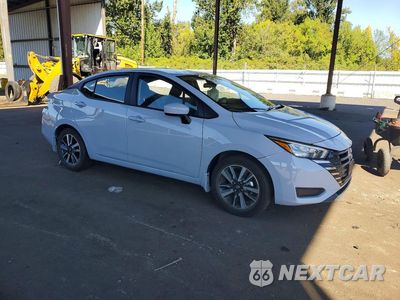 Czwarte zdjęcie samochodu z boku: 2025 NISSAN VERSA SV VIN:3N1CN8EV2SL890544 - miniatura