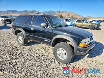 Czwarte zdjęcie samochodu z boku: 2000 CHEVROLET BLAZER VIN:1GNCT18W0YK104630 - miniatura