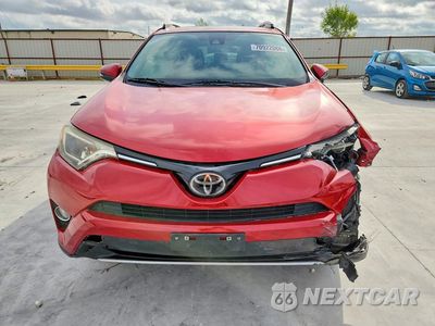 Piąte zdjęcie samochodu w środku: 2017 TOYOTA RAV4 XLE VIN:JTMWFREV1HJ120462 - miniatura