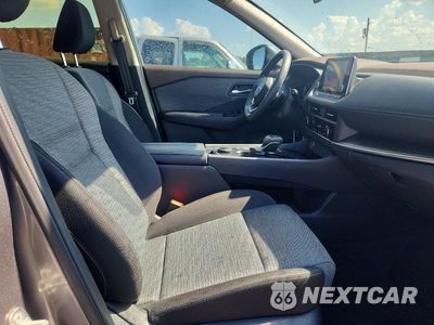 Piąte zdjęcie samochodu w środku: 2023 NISSAN ROGUE SV VIN:JN8BT3BB3PW475184 - miniatura
